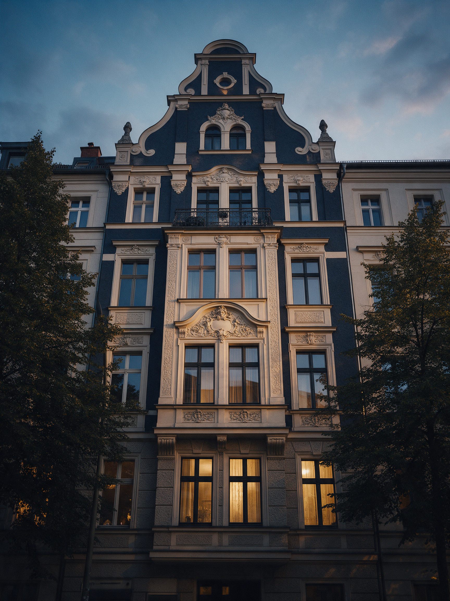 Gründerzeit-Fassade in Berlin im Abendlicht