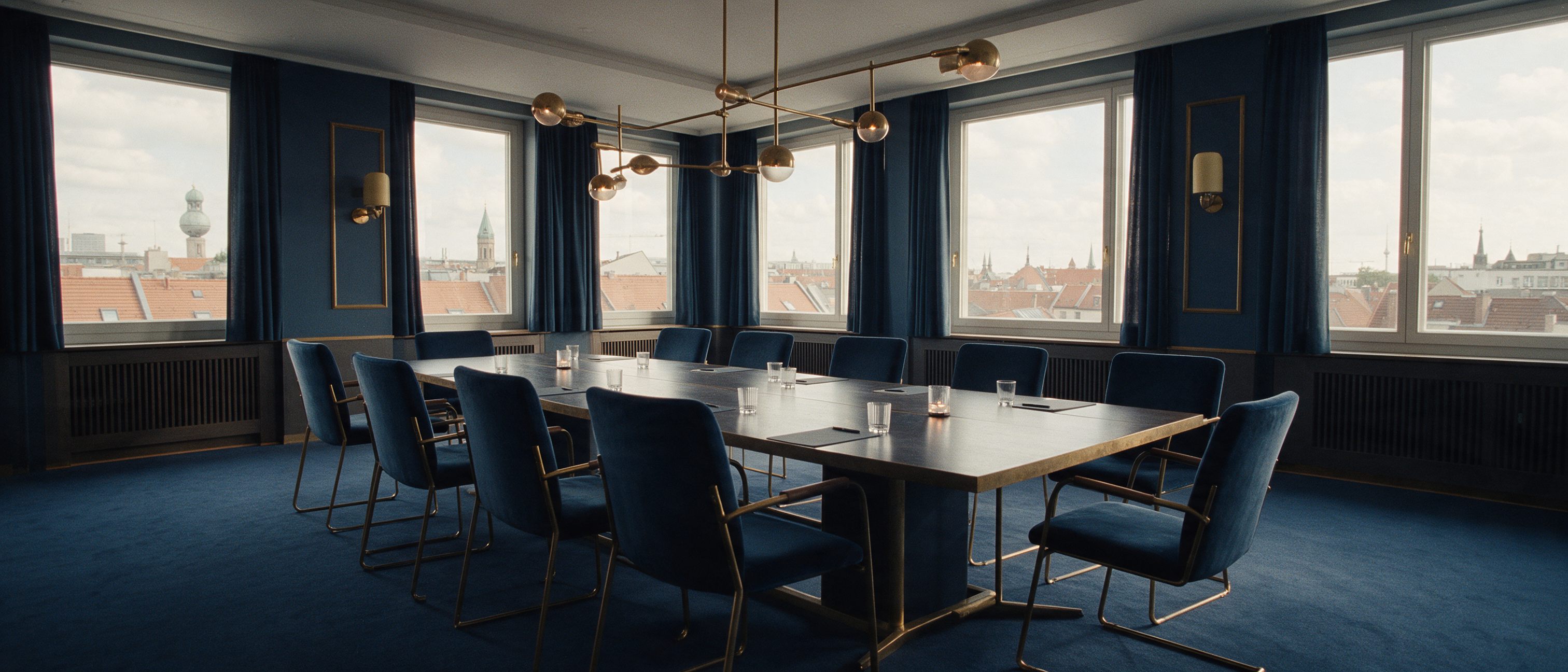 Ruhiger Konferenzraum mit Blick über Berliner Dächer